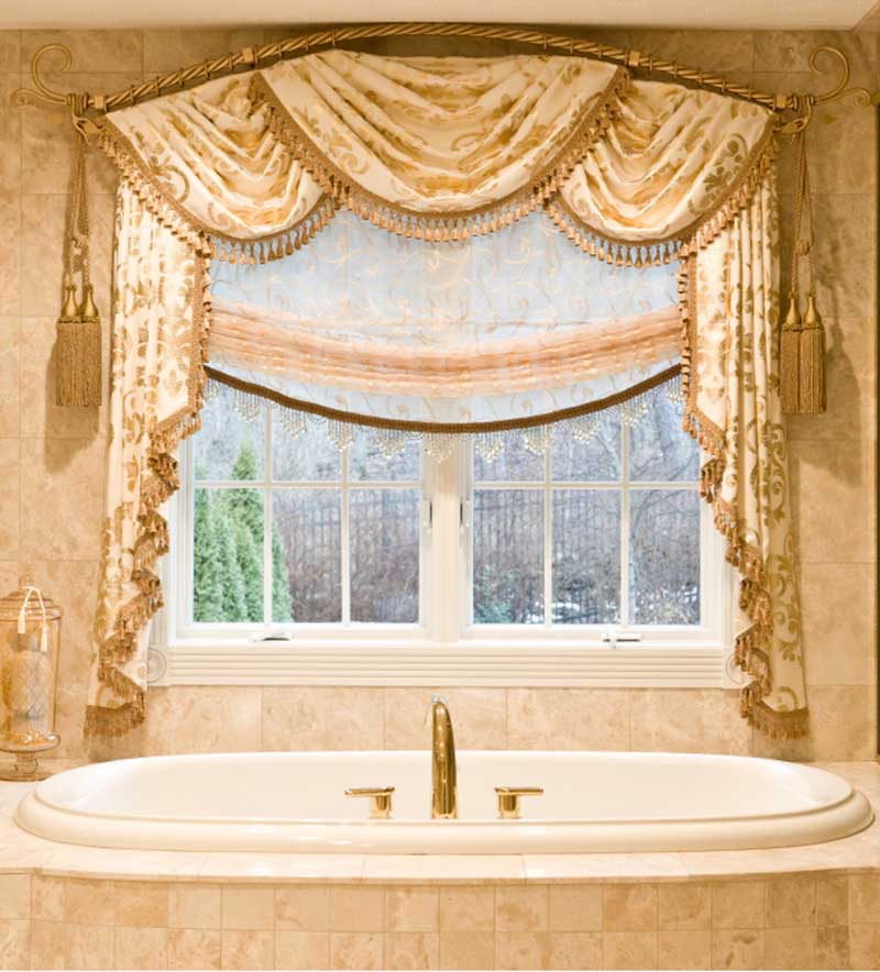 Классические шторы в ванной комнате